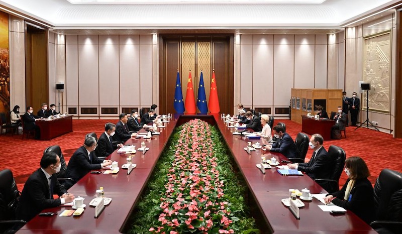 Си Цзиньпин провел трехстороннюю встречу с президентом Франции и председателем Европейской комиссии