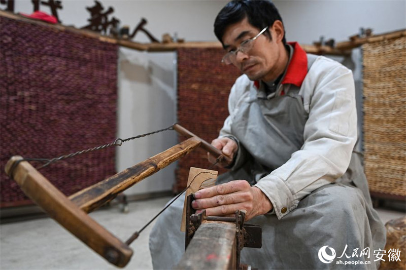 Китайский поселок Ланцяо производит почти 70% всех деревянных расчесок мира