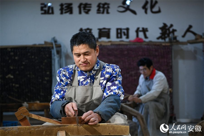Китайский поселок Ланцяо производит почти 70% всех деревянных расчесок мира