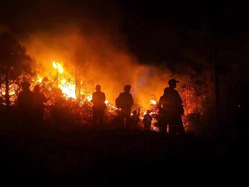 Более 1,4 тыс. человек пытаются потушить пожар в китайской провинции Юньнань