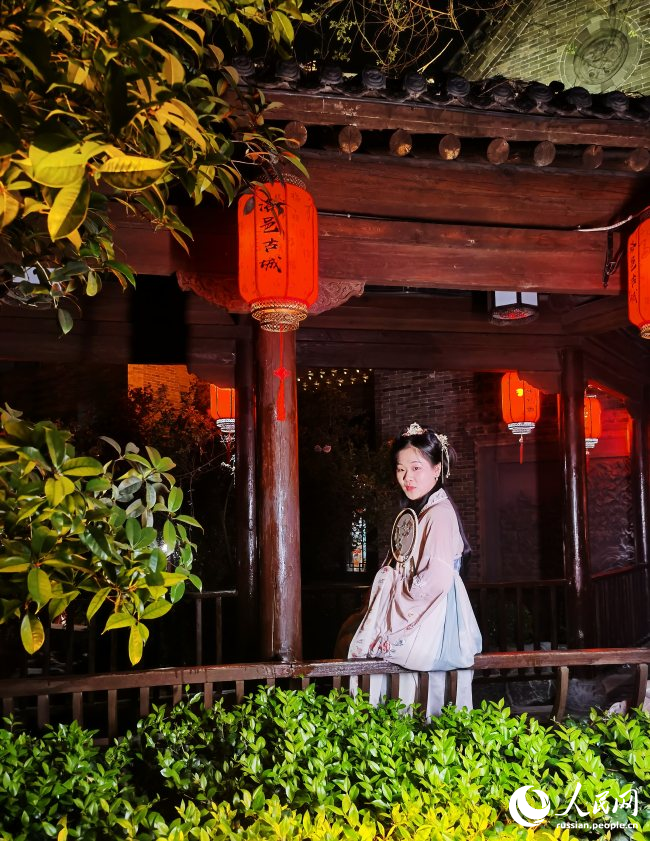 Красота традиционных костюмов ханьфу в древнем городе Лои Хэнаня