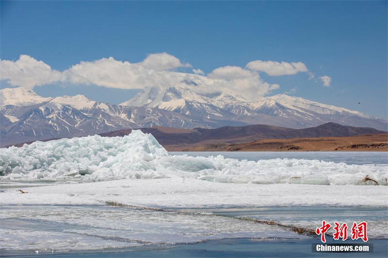 На озере Манасаровар Тибета тает лед