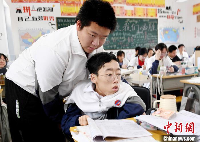 Старшеклассник из Цзянси несколько лет носит одноклассника-инвалида на руках на занятия