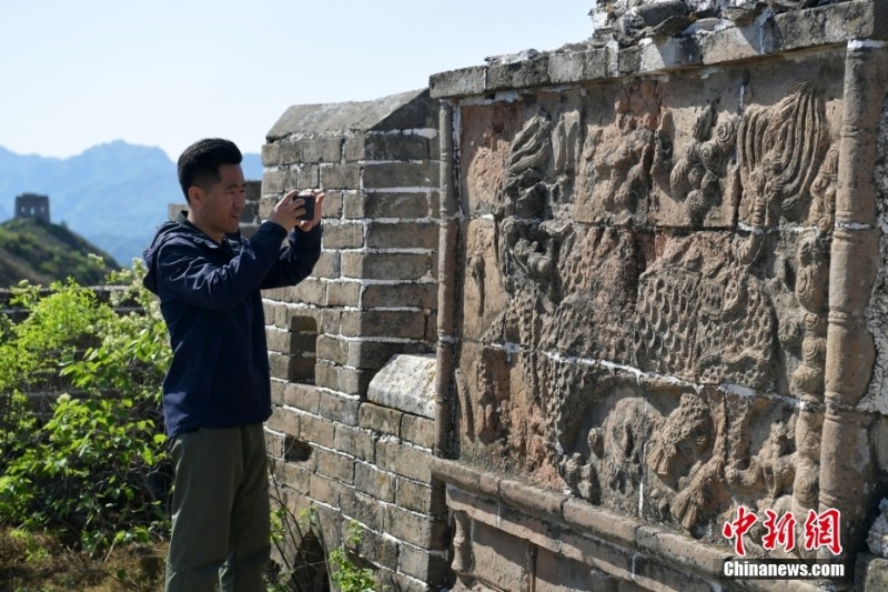 На участке Цзиньшаньлин Великой Китайской стены обнаружена каменная плита с изображением цилиня