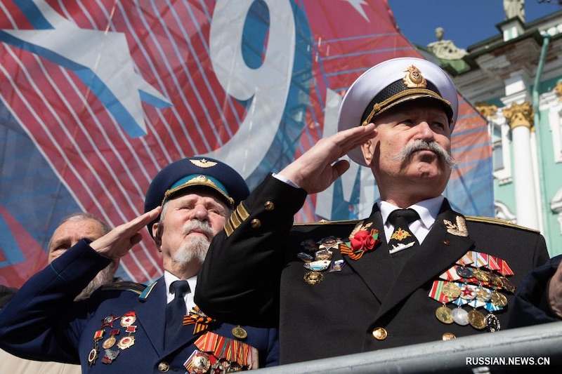 Военный парад и концерты прошли в Санкт-Петербурге в честь Дня Победы