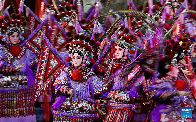 Исполнители учжоуской драмы «уцзюй» на церемонии закрытия 9-го фестиваля искусства оперы «Циньцян» в Сиане (фото от 24 июня 2022 года).