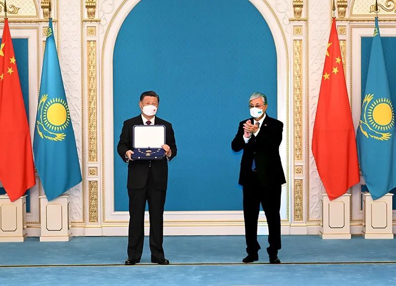 14 сентября 2022 года в президентской резиденции в Нур-Султане председатель КНР Си Цзиньпин получил от президента Казахстана Токаева орден «Золотой орел». Фото: Жао Айминь