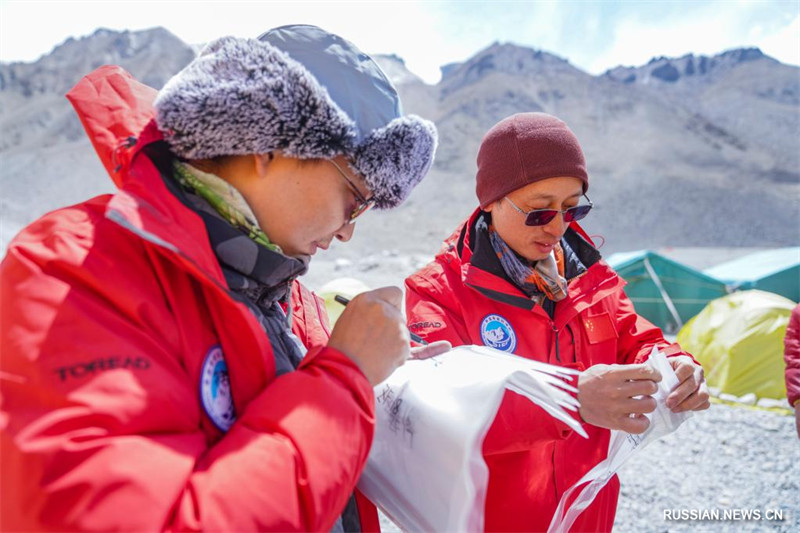 Китайская экспедиционная группа возле базового лагеря на высоте 5200 метров на горе Джомолунгма
