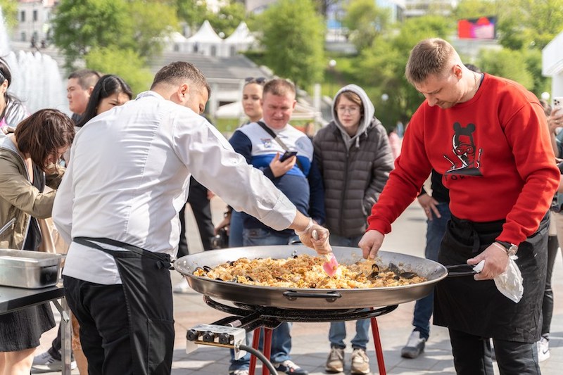 Во Владивостоке открылся уличный гастрофестиваль минтая "О! Мега Вкус"