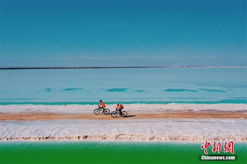 На северо-западе Китая состоялся велопробег вокруг соленого озера