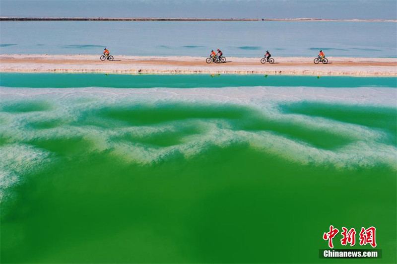 На северо-западе Китая состоялся велопробег вокруг соленого озера