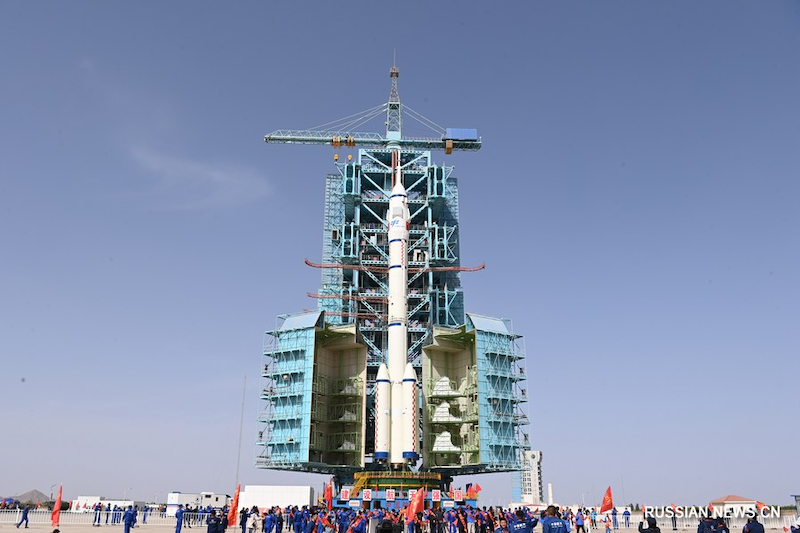 Китайский пилотируемый космический корабль "Шэньчжоу-16" готов к запуску