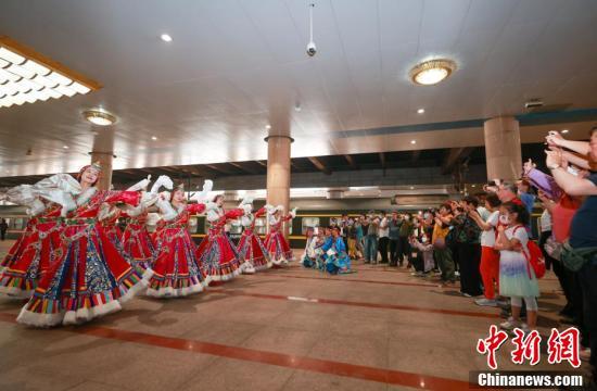 Из Пекина в Тибет отправился первый в 2023 году туристический поезд