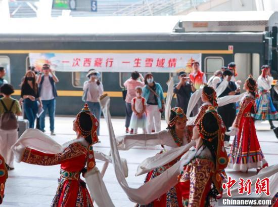 Из Пекина в Тибет отправился первый в 2023 году туристический поезд