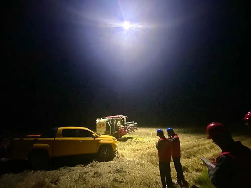 В провинции Хэнань освещение с помощью дронов помогает фермерам собирать урожай пшеницы в ночное время