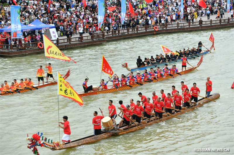 Гонки на драконьих лодках прошли по всему Китаю