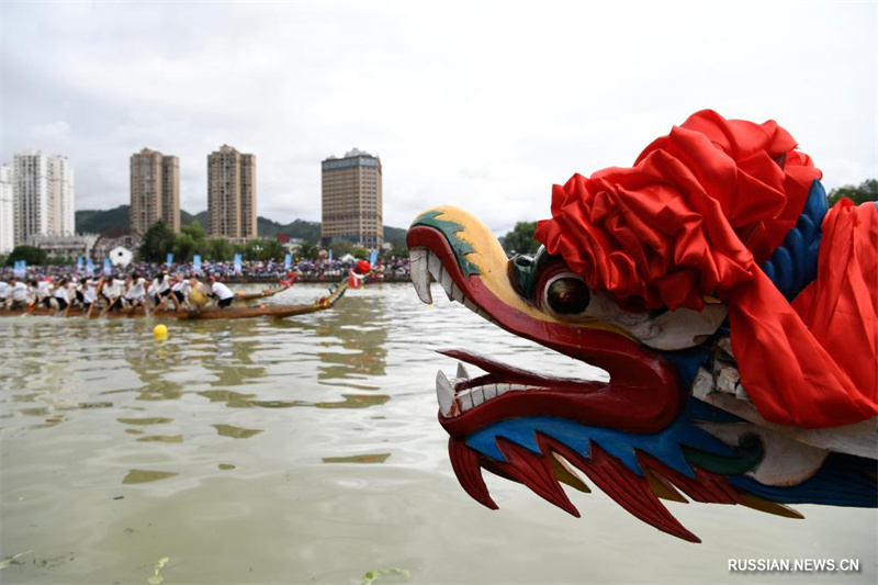 Гонки на драконьих лодках прошли по всему Китаю