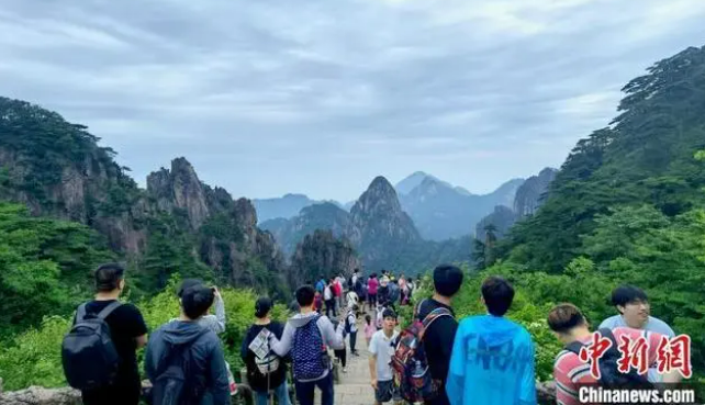В Китае совершено более 100 млн внутренних туристических поездок за выходные по случаю праздника Дуаньу