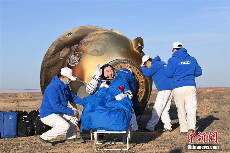 Члены экипажа космического корабля "Шэньчжоу-16" чувствуют себя хорошо