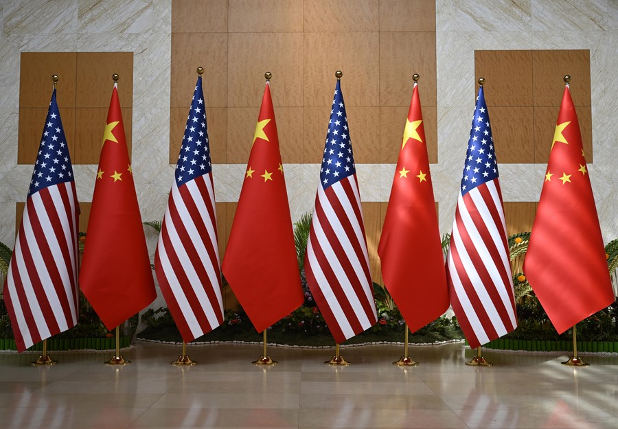 14 ноября 2022 года, Бали, Индонезия. Государственные флаги КНР и США. /Фото: Синьхуа/