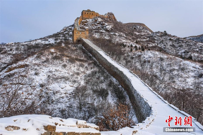 Зимний пейзаж участка Великой Китайской стены Цзиньшаньлин