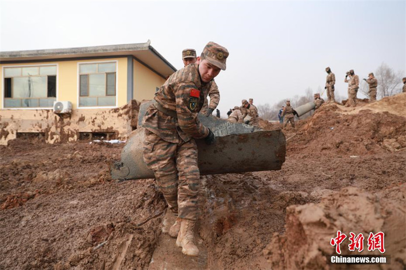 Военные Цинхая оказывают помощь пострадавшим в результате землетрясения