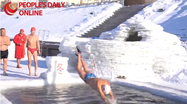 Китайские любители зимнего плавания встречают трескучие морозы