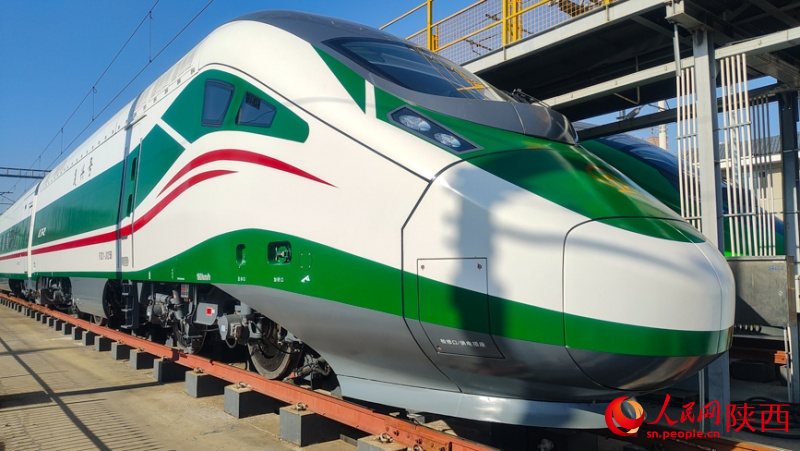Поезд «Фусин» CR200J-C с силовой централизацией впервые представлен на северо-западе Китая
