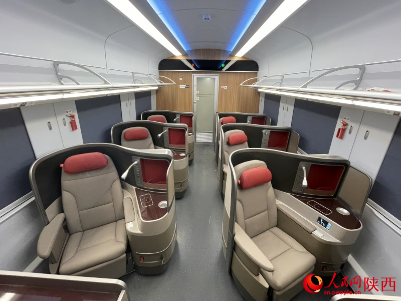 Поезд «Фусин» CR200J-C с силовой централизацией впервые представлен на северо-западе Китая