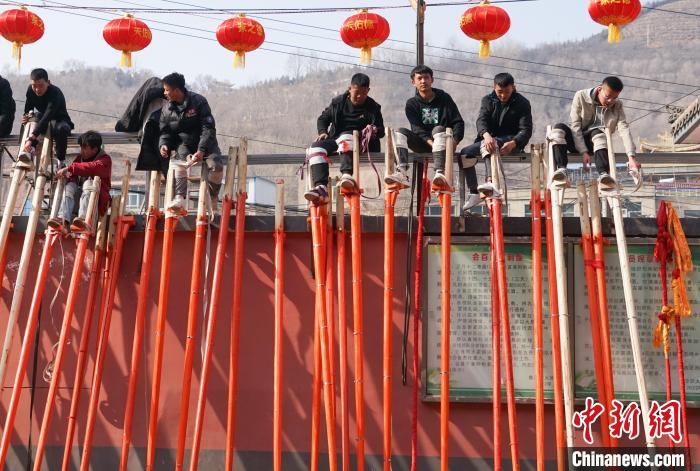 В провинции Цинхай прошла репетиция традиционного новогоднего танца на ходулях