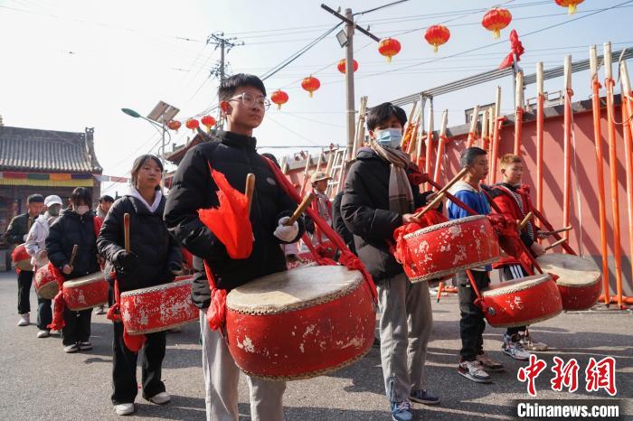 В провинции Цинхай прошла репетиция традиционного новогоднего танца на ходулях