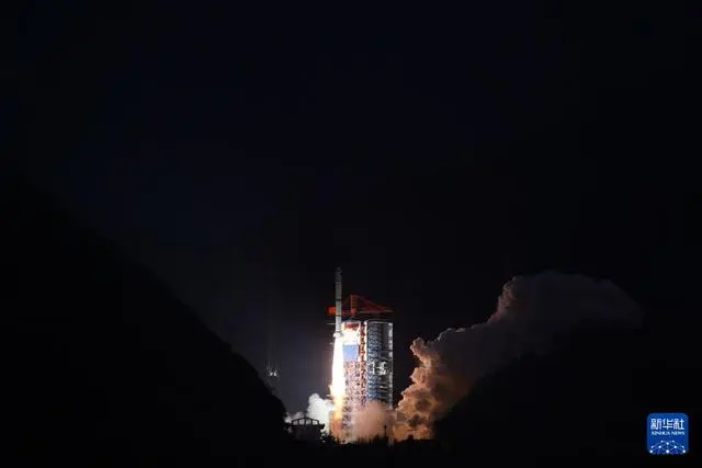 Китай запустил спутники 
