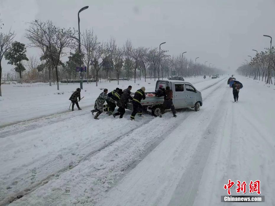На юге Китая прошли ледяные дожди