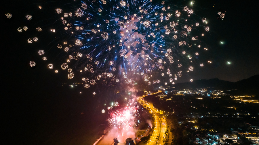 Яркий фейерверк осветил ночное небо по обе стороны Тайваньского пролива