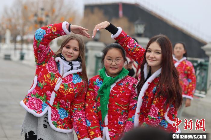 Российские школьники отметили Праздник весны в Тунцзяне