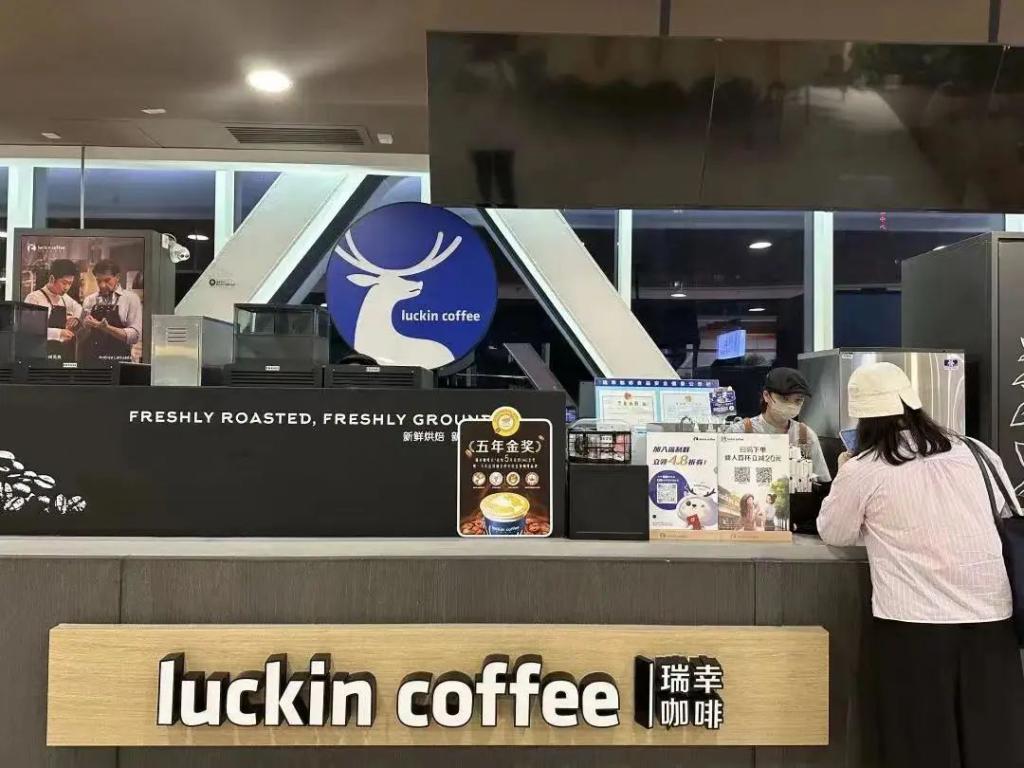 Китайская сеть кофеен Luckin Coffee впервые обошла Starbucks по годовому объему продаж