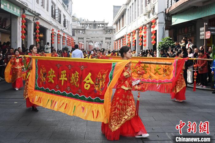 В городе Чаочжоу провинции Гуандун прошла традиционная храмовая ярмарка