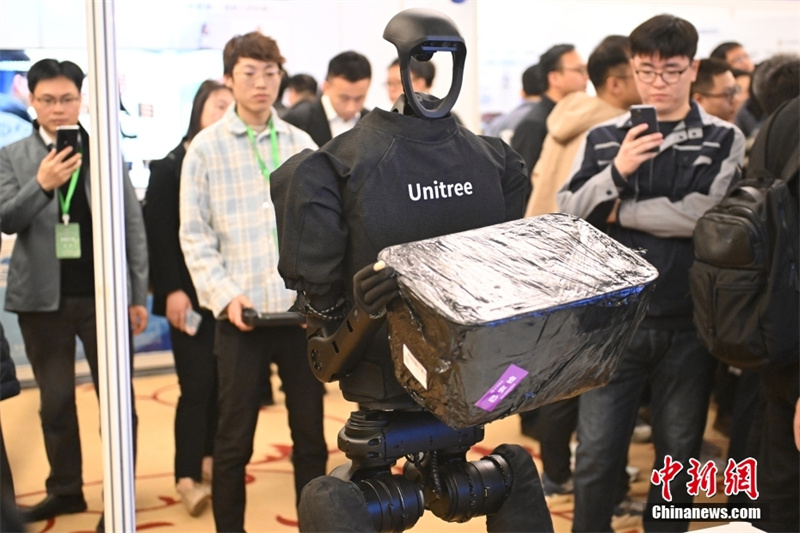 В Пекине проходят соревнования в сфере антропоморфной робототехники