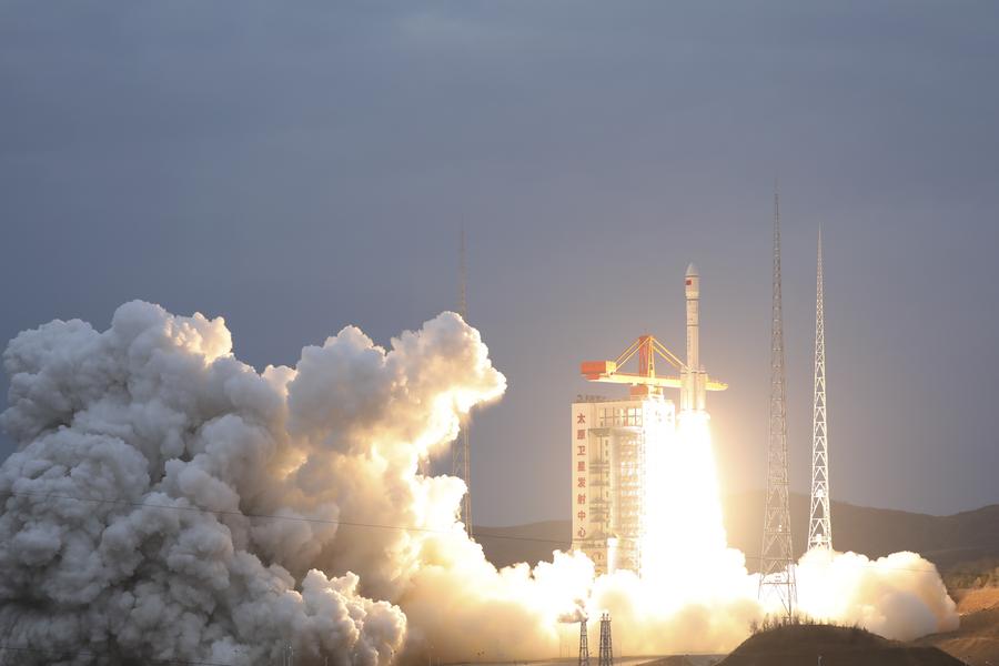 27 марта 2024 года модифицированная версия ракеты-носителя "Чанчжэн-6" со спутником "Юньхай-3 02" стартует с космодрома Тайюань в пров. Шаньси /Северный Китай/. /Фото: Синьхуа/