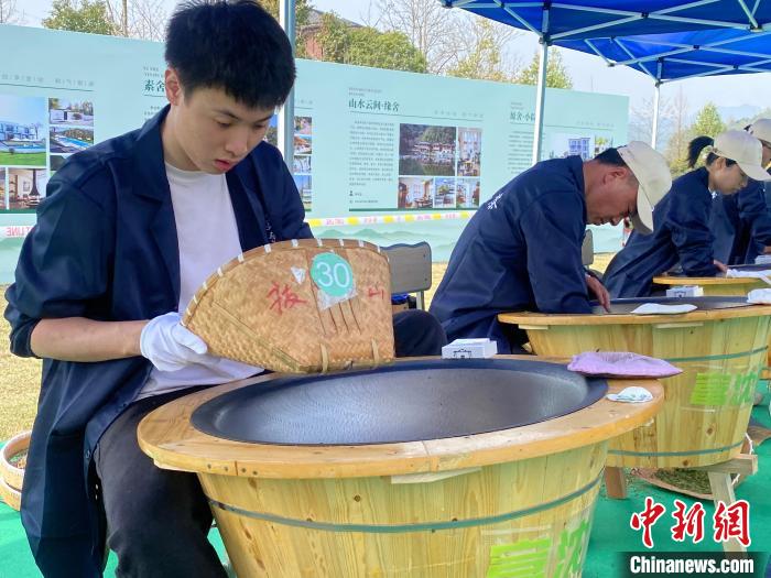 В Ханчжоу прошло соревнование по жарке чайных листьев