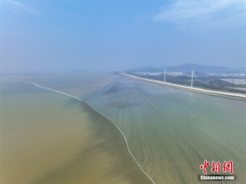 Уникальный прилив на реке Цяньтан в провинции Чжэцзян