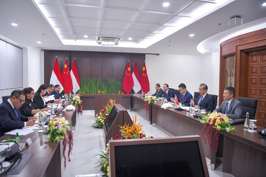 Главы МИД КНР Ван И и Индонезии Ретно Марсуди на переговорах в Джакарте 18 апреля /Фото: Синьхуа/