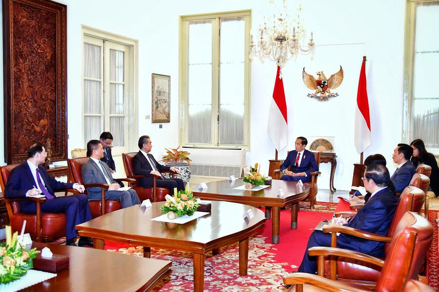 18 апреля в Джакарте состоялась встреча президента Индонезии Джоко Видодо и главы МИД КНР Ван И. (Фото: Синьхуа/резиденция индонезийского президента)