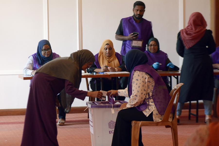 21 апреля, Коломбо. Мальдивцы, проживающие на Шри-Ланке, отдают свои голоса в посольстве Мальдивской Республики в шриланкийской столице. /Фото: Синьхуа/