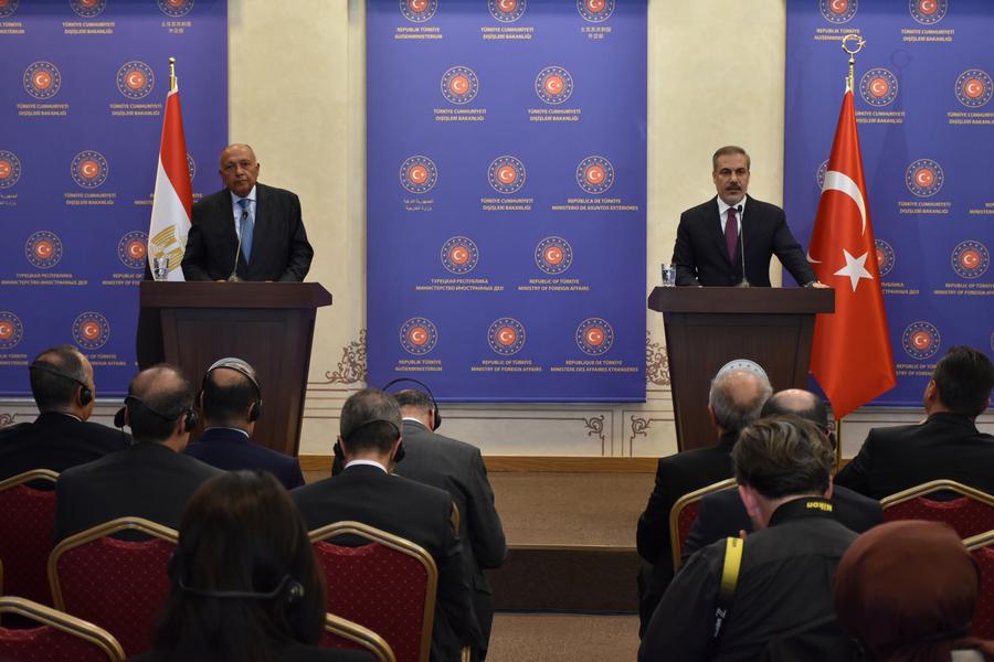 20 апреля, Стамбул. Министры иностранных дел Турции и Египта Хакан Фидан /справа/ и Самех Шукри на совместной пресс-конференции. /Фото: Синьхуа/