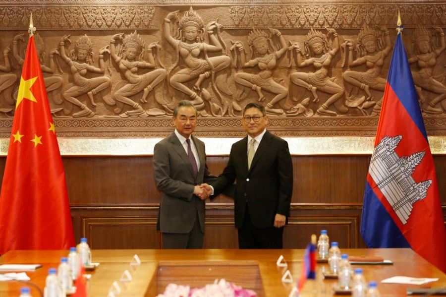 Китай готов сотрудничать с Камбоджей для прогресса в построении сообщества единой судьбы -- глава МИД КНР