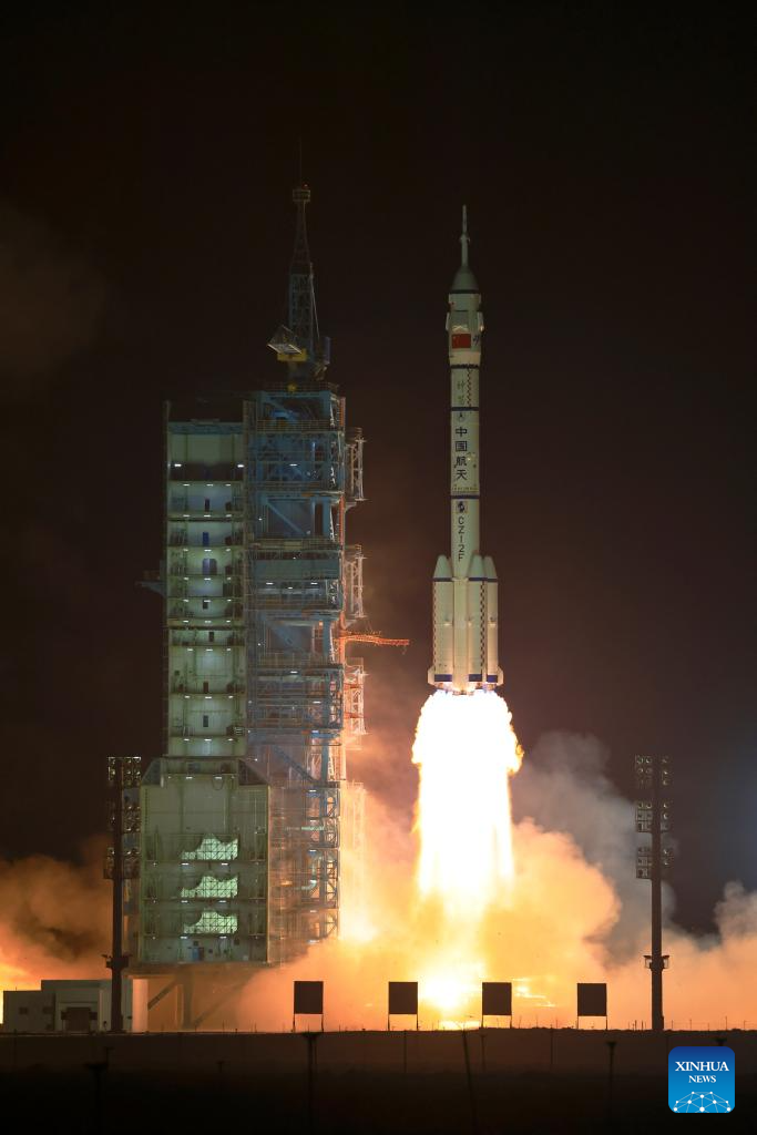 Китай запустил пилотируемый космический корабль 