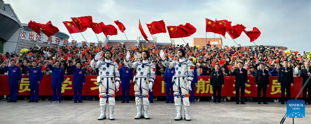 Состоялись проводы членов экипажа китайского пилотируемого космического корабля "Шэньчжоу-18"