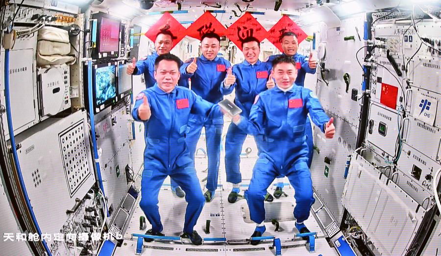 Экипаж пилотируемого корабля "Шэньчжоу-18" зашел на китайскую космическую станцию