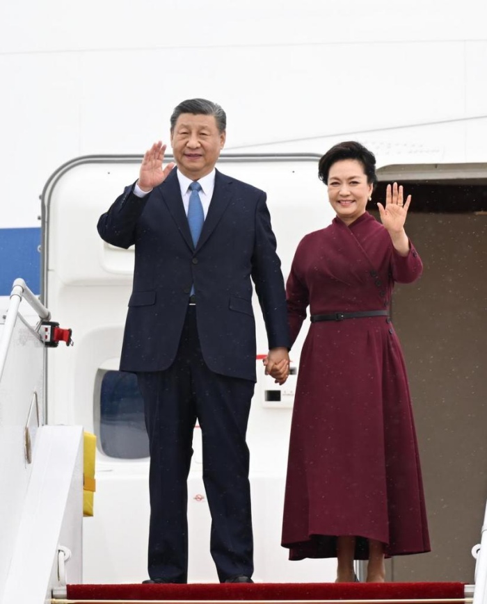 Си Цзиньпин выразил надежду на создание более прекрасного будущего китайско-французских отношений